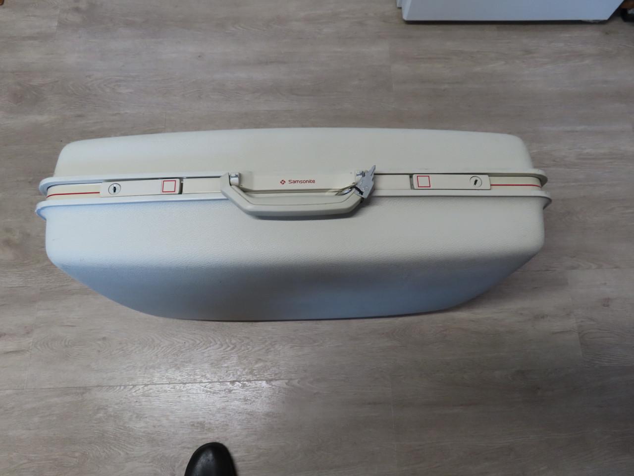 Samsonite koffer €.10,00 Kleur: Wit Lang 68 cm. Hoog: 52 cm Breed: 20 cm.