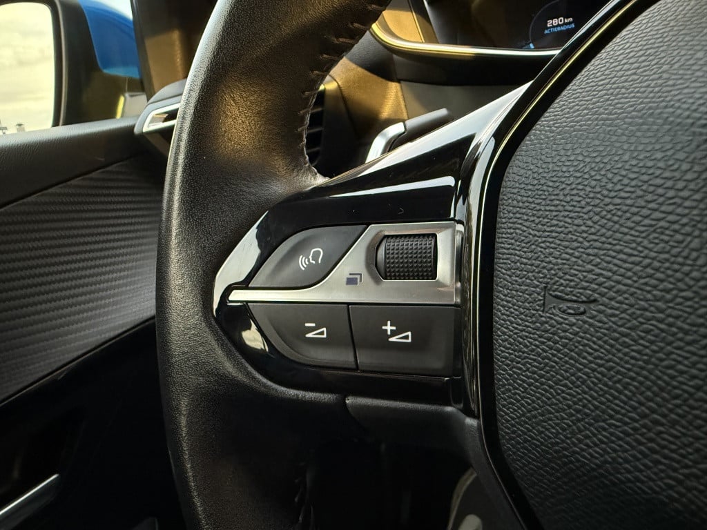 Peugeot 208 1.2t allure // automaat //