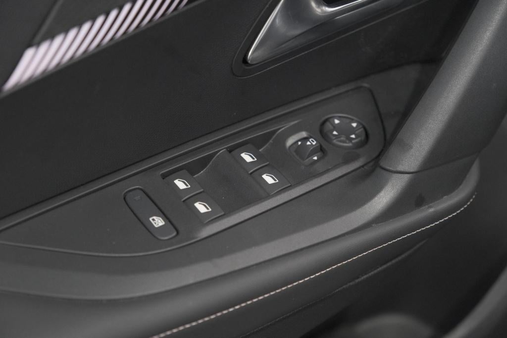 Peugeot 2008 puretech 100 allure | apple carplay | parkeersensoren | climat