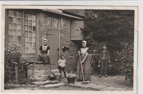 2 x klederdracht Zeeland