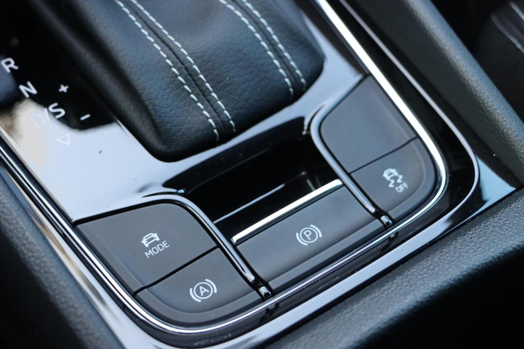 Skoda Karoq 1.5 tsi 150pk dsg7 sportline business | trekhaak | camera | car