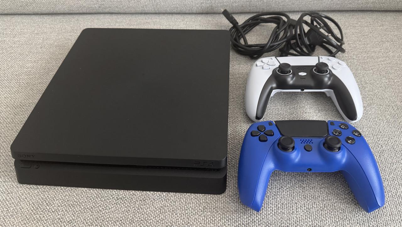PS4 Slim CUH-2016B | 500GB | 3 Controllers | 7 Games