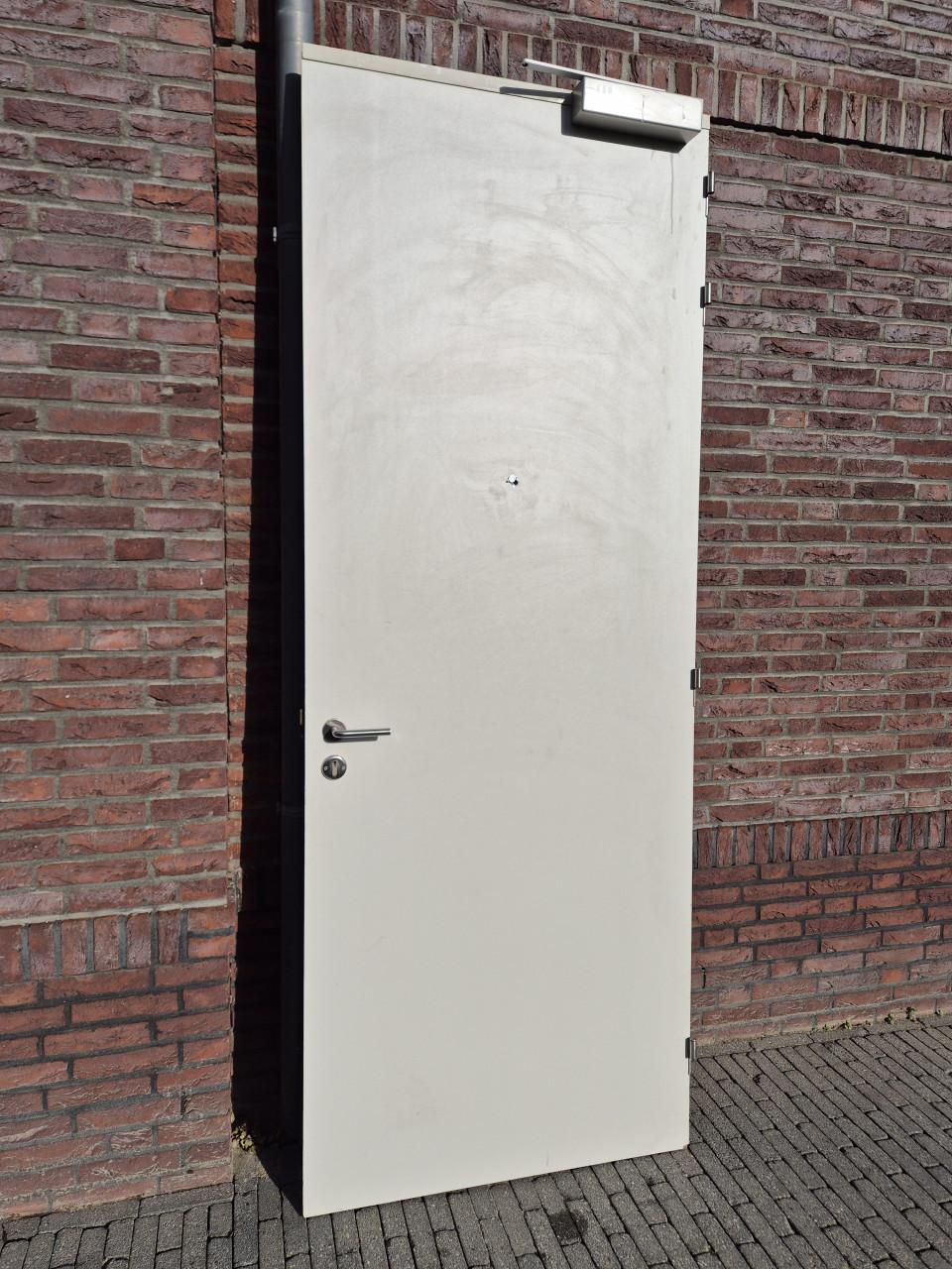 Deur 243,5x93x4, kijkvenster, deurdranger