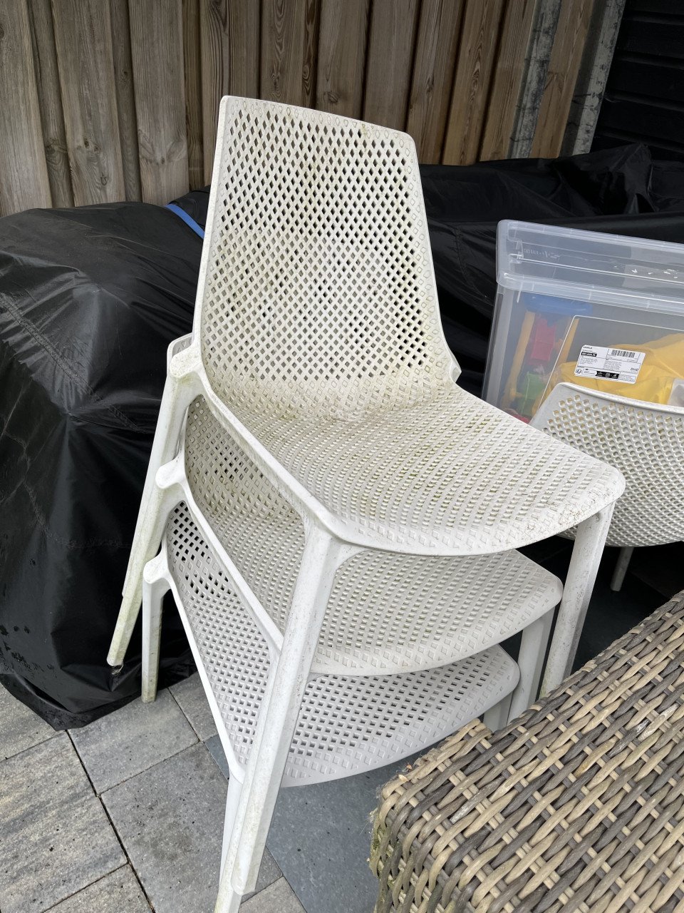 Teak houten tafel met 4 witte tuinstoelen