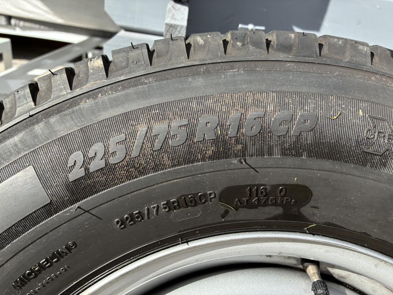Michelin Agilis camping 225/75-16 set