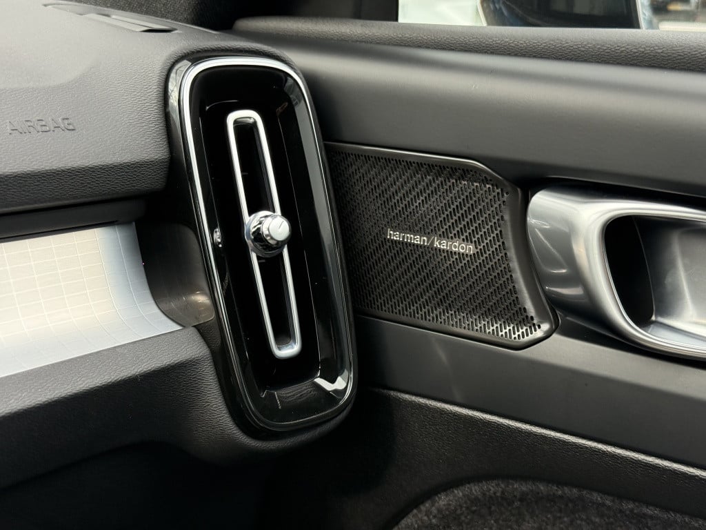 Volvo XC40 b4 197pk plus dark |adap.cruise| trekhaak | camera| elektrische