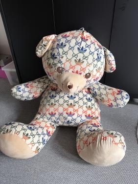 Grotte knuffelbeer Adidas Gucci kermis