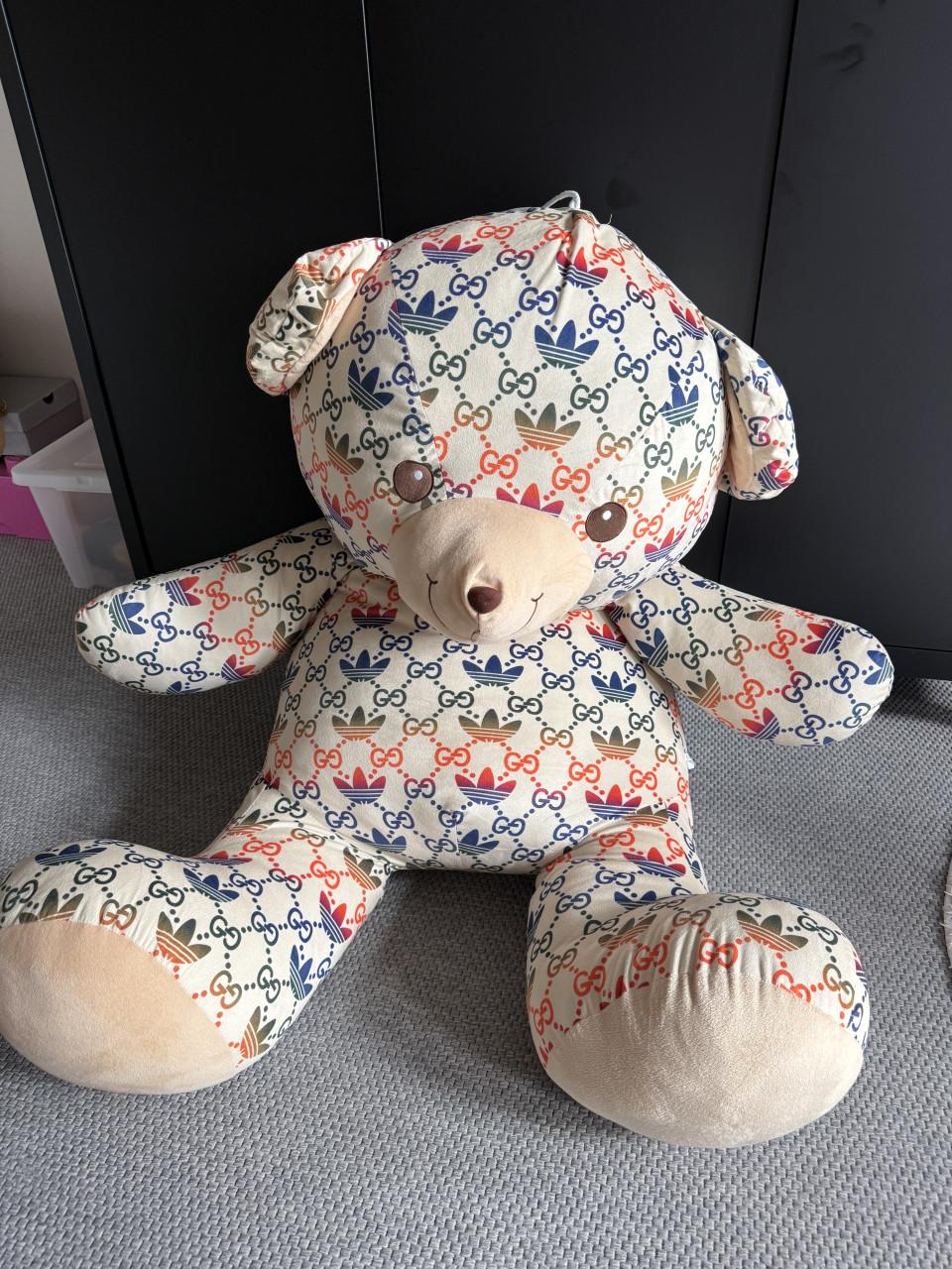 Grotte knuffelbeer Adidas Gucci kermis