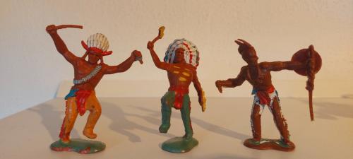Te koop 3 Indianen figuren van Crescent Toy Co.