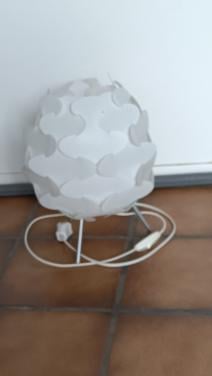 Leuke aparte witte nachtlamp op zilveren ijzeren pootje.