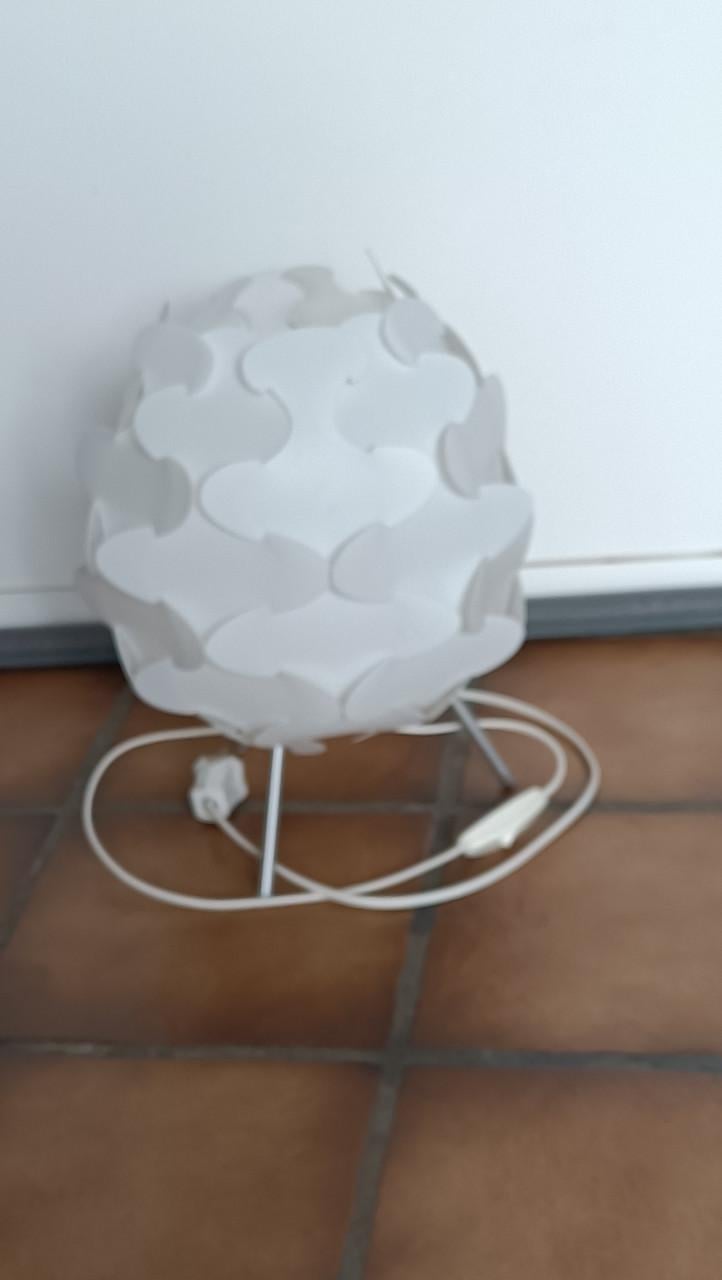 Leuke aparte witte nachtlamp op zilveren ijzeren pootje.