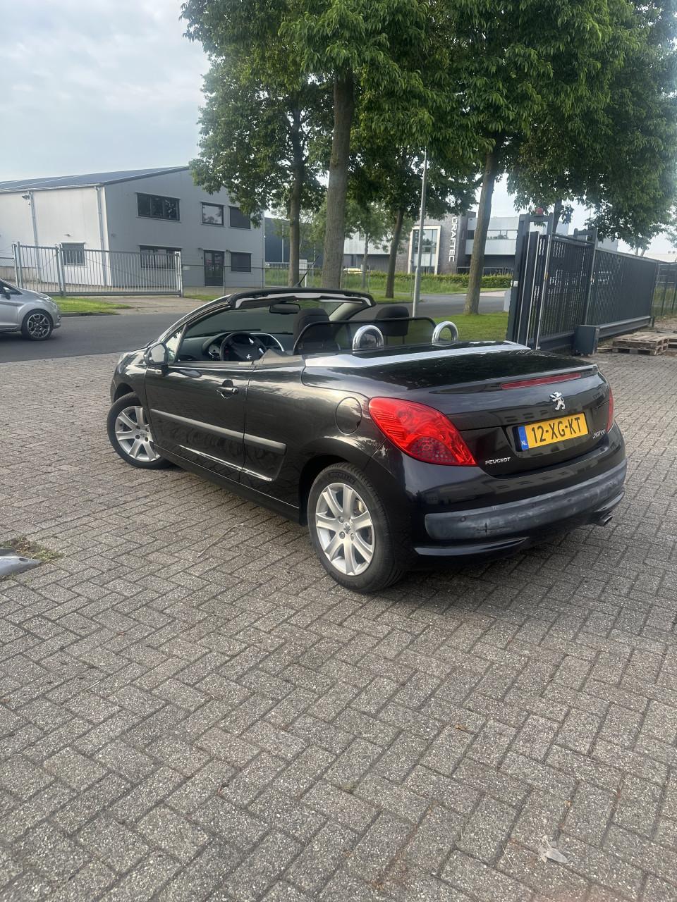 Peugeot cabrio 207 zwart, weinig km op de teller