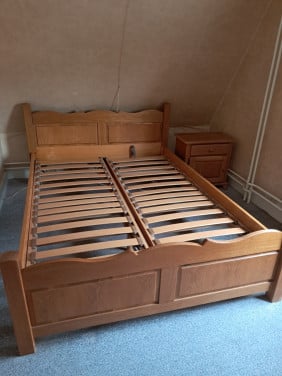 Tweepersoonsbed met lattenbodem + 2 nachtkastjes