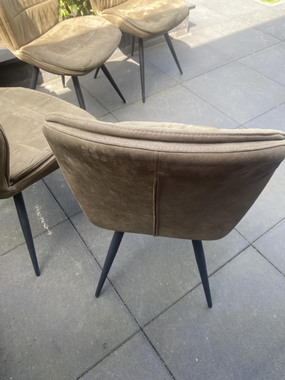 4 eetkamerstoelen, €50,-