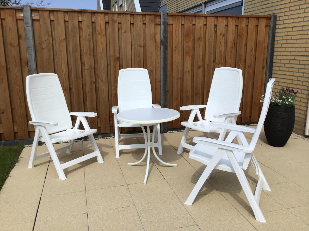 4 Kunststof tuinstoelen met kussens + tafeltje