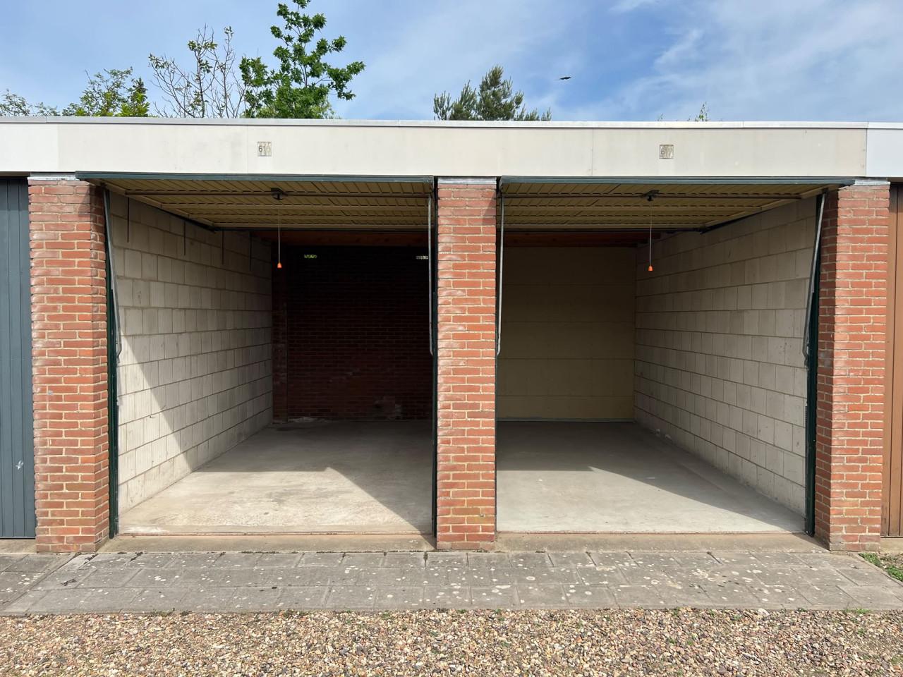 Te koop: twee naast elkaar gelegen garageboxen in Oost-Souburg