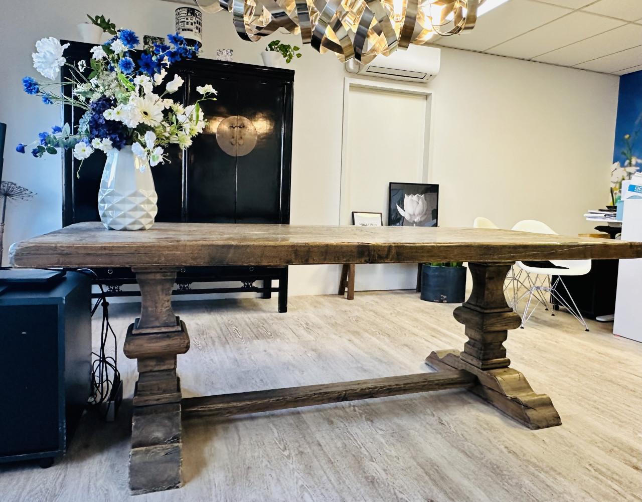 Massief houten kloostertafel