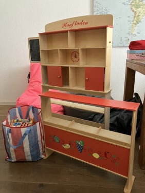 Houten winkeltje met toebehoren