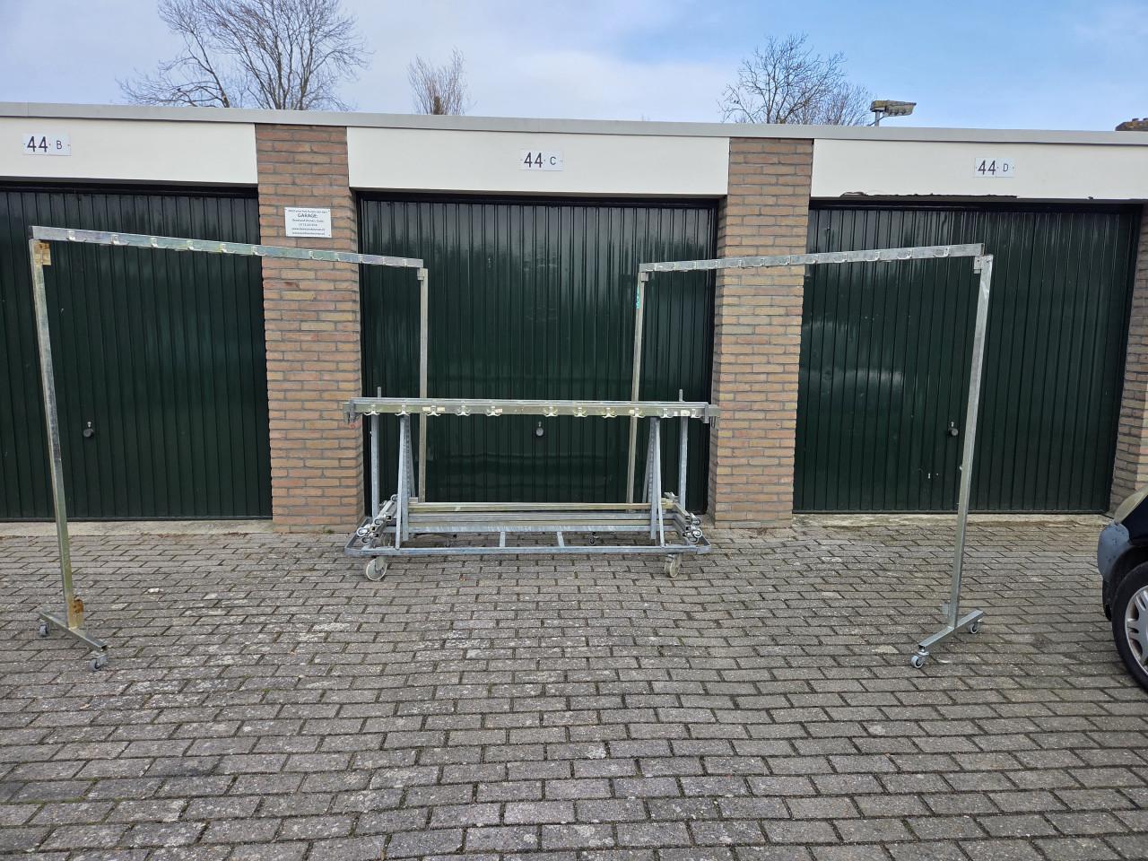 Te huur : Professionele garderoberekken op transportkar.