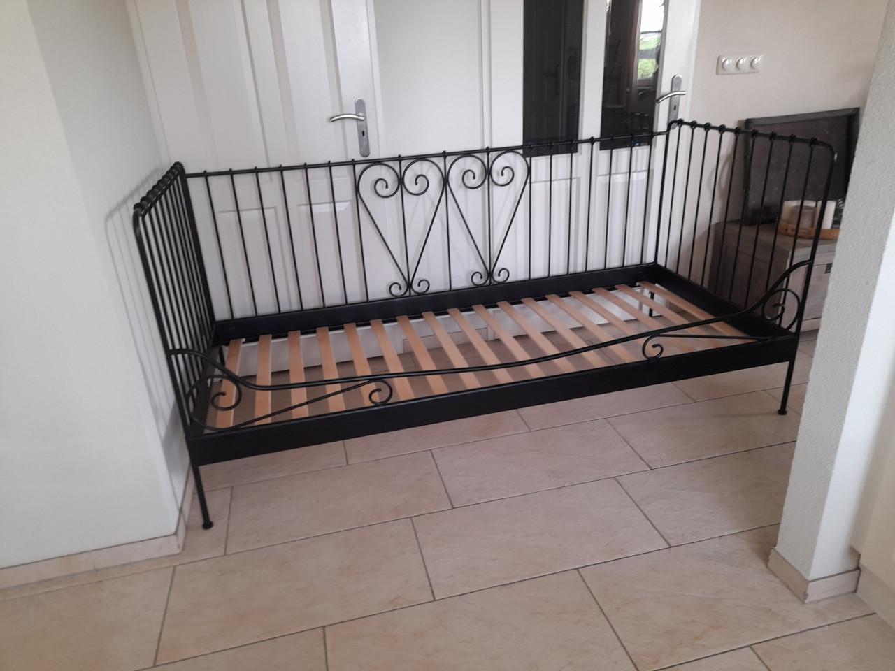 Zwart metalen 1 persoons bed 90 x 200 ( in goede staat )
