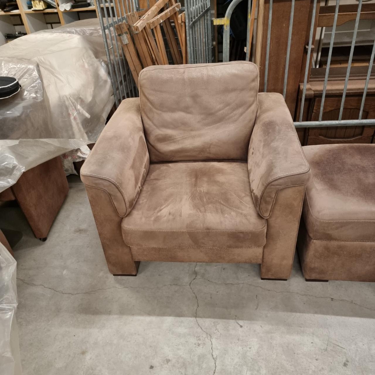 Bankstel 2-2-1-poef en extra fauteuil.