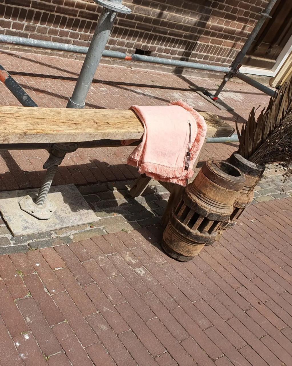 DIVERSE SPIEGELS, KLEINE TAFELTJES, BANKJES. VERLICHTING, 3Z FACTORY