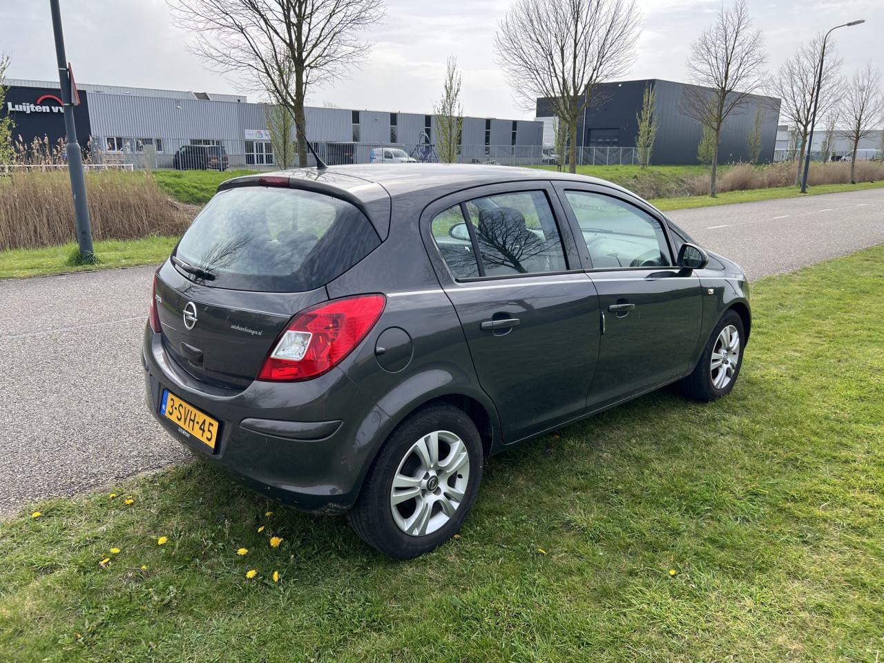 Zeer nette Opel Corsa Automaat uit dec 2013 met slechts 101.000 km