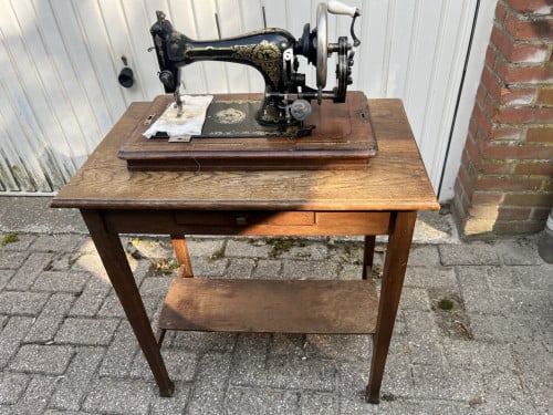 Naaimachine antiek