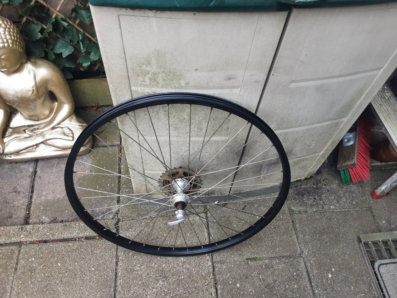 26 x 1,75 inch shimano achterwiel, 7 speed cassette, uitvalnaaf
