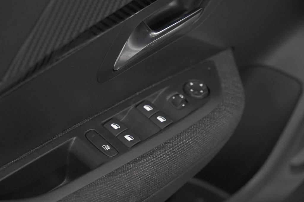 Peugeot 208 1.2 hybrid 110 e-dcs6 style | trekhaak | allseason banden | app
