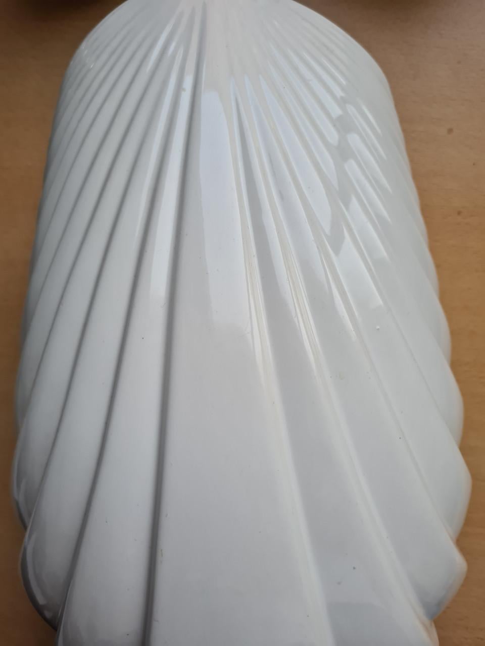 Vaas wit met waaiermotief