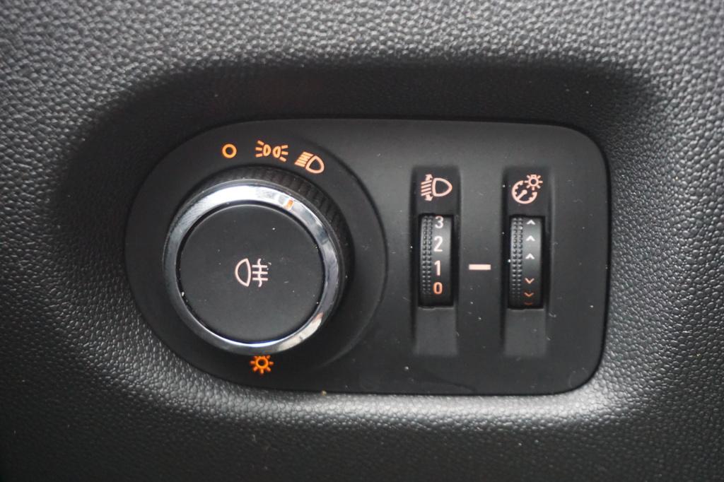 Opel Corsa 1.4-16v airco / navi / cruise / stoelverw. / parkeers. / elektr.