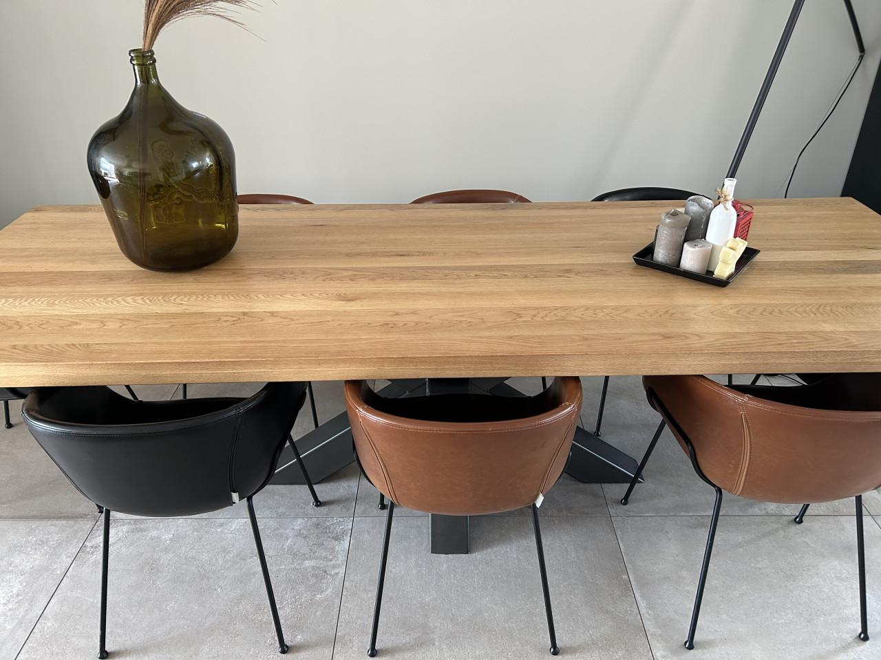 Mooie eetkamertafel en design leren stoelen