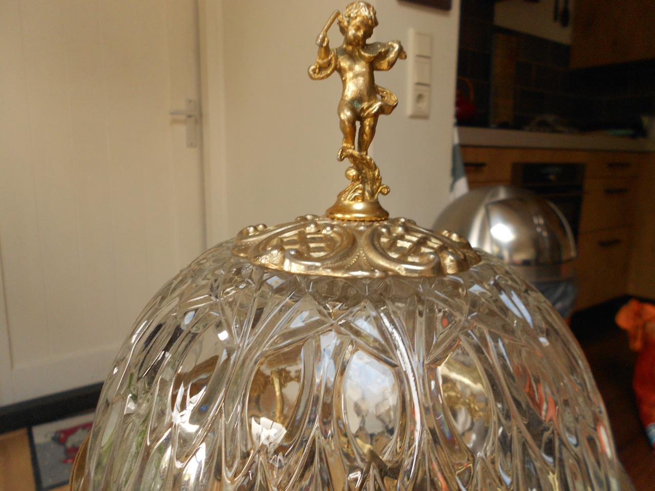 Vintage Franse tafellamp met cherub aan de bovenzijde.