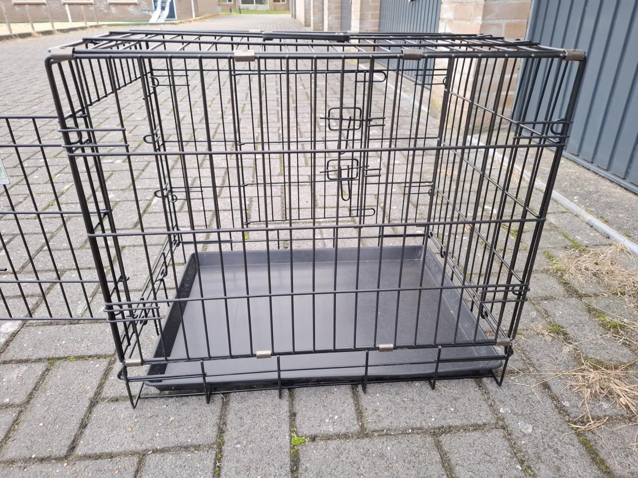 Nette zwarte hondenbench