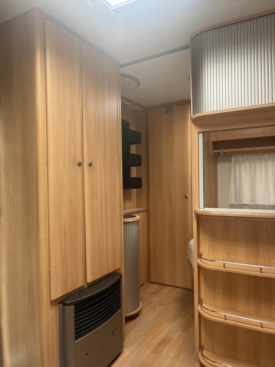 Zeer nette Home Car caravan met voortent, luifel en slaapcabine