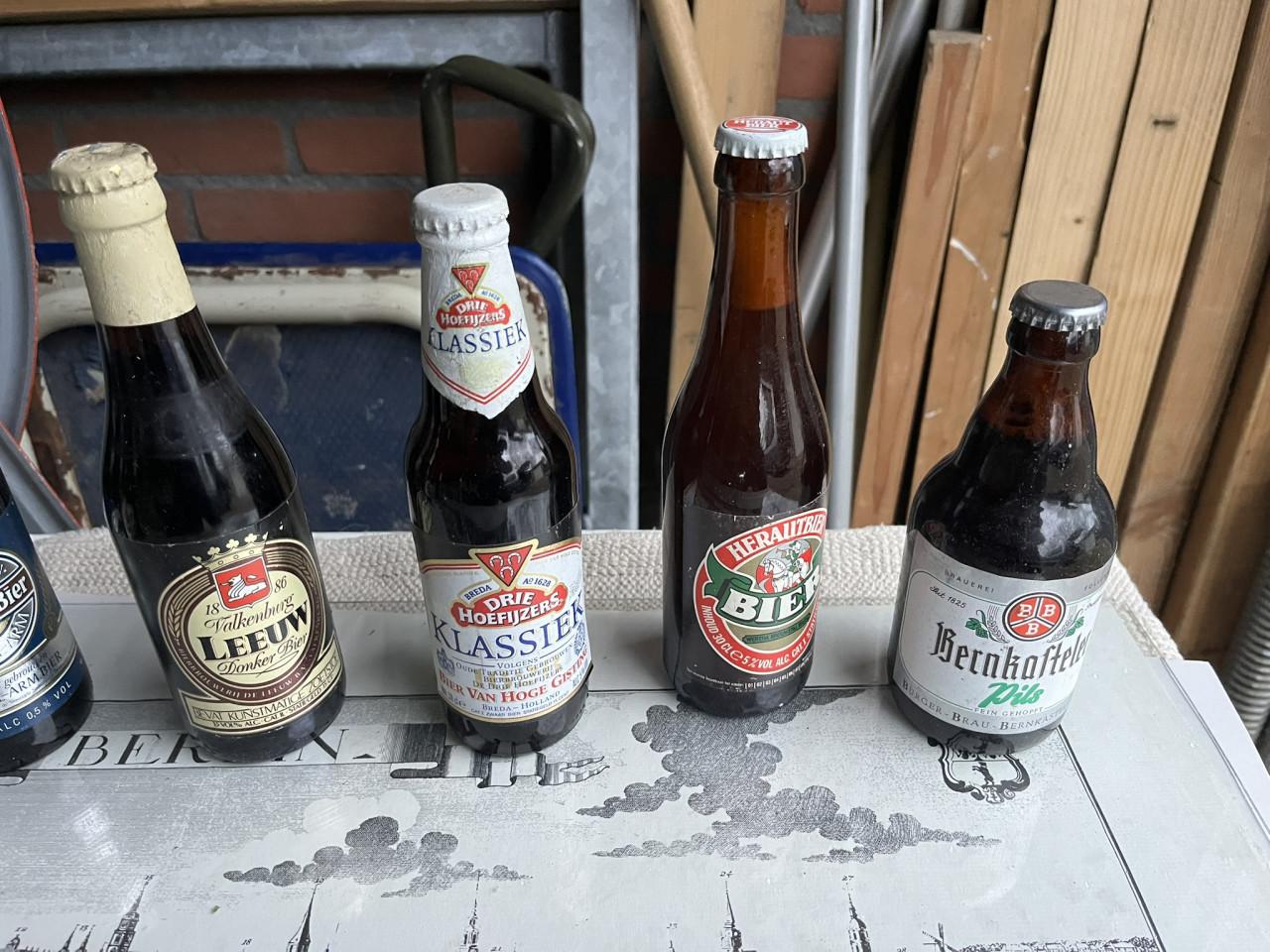 Volle bierflesjes en blikjes