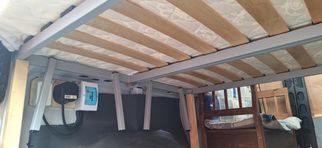 Tweepersoons bed bestaande uit 2 lattenbodemledikanten + nieuwe matrassen