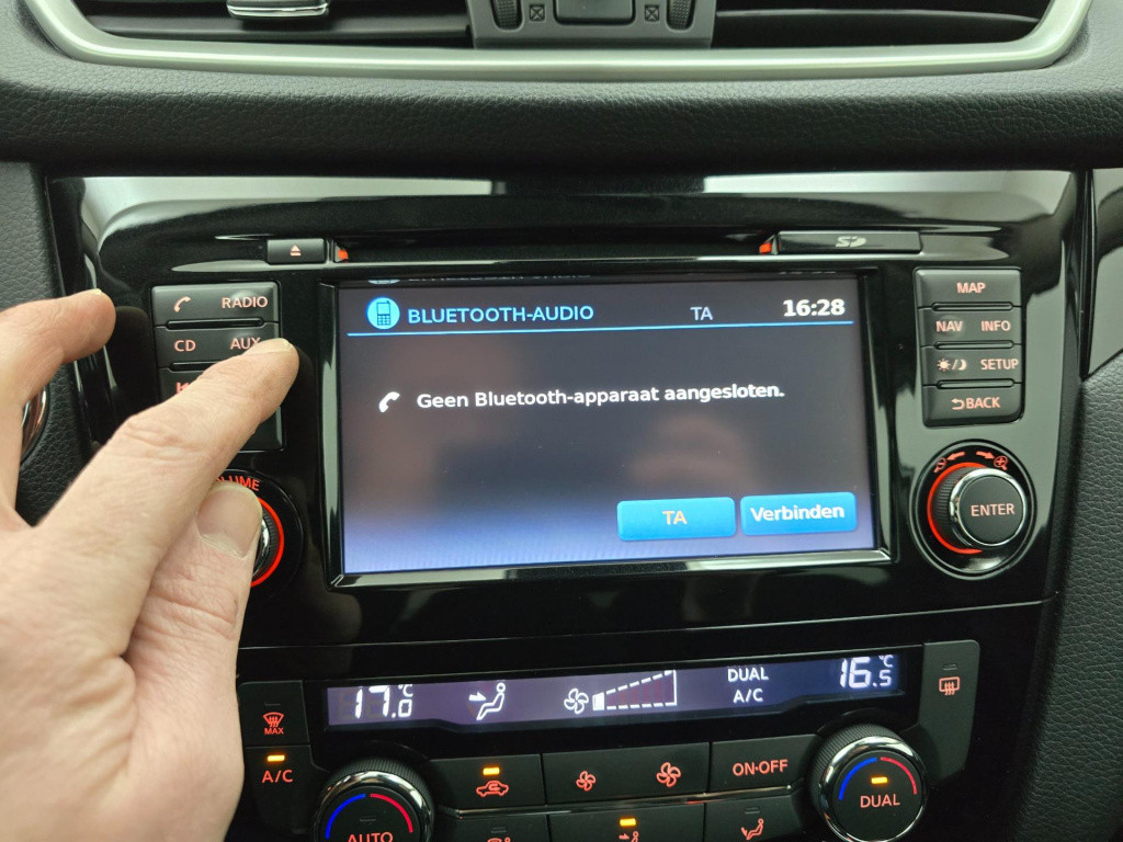 Nissan Qashqai occasion automaat 1.2 connect edition met parkeercamera en p