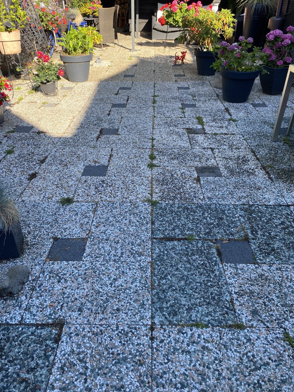 Stoere tuintafel en grindtegels +/- 95 m2