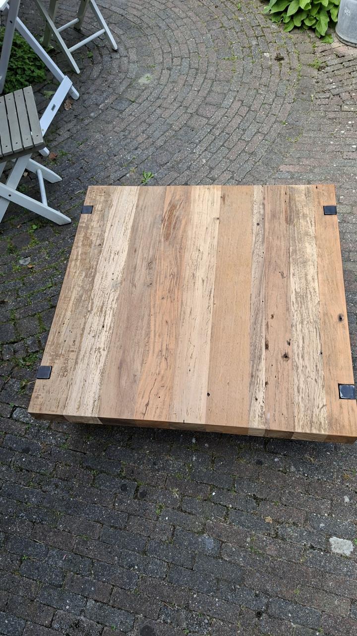 Salontafel van massief hout met metalen poten