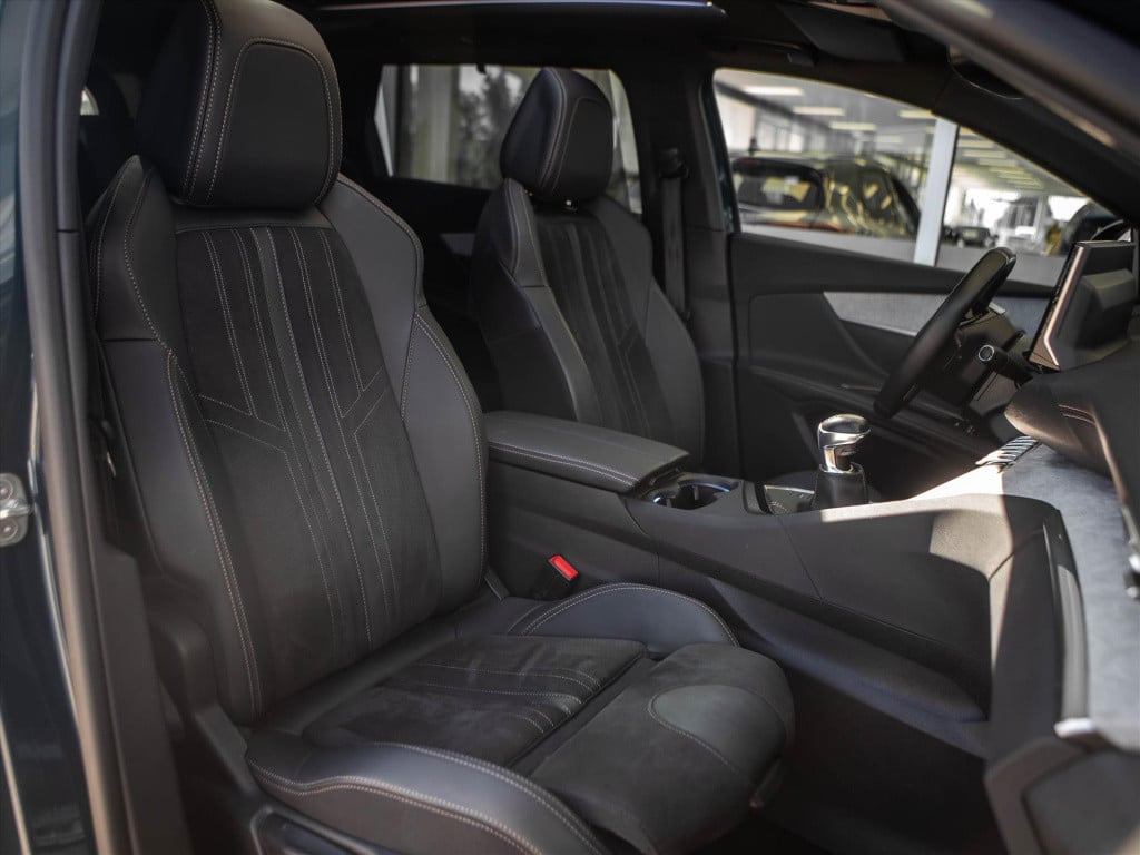 Peugeot 5008 puretech 130pk gt | panoramadak | trekhaak | stoelverwarming |
