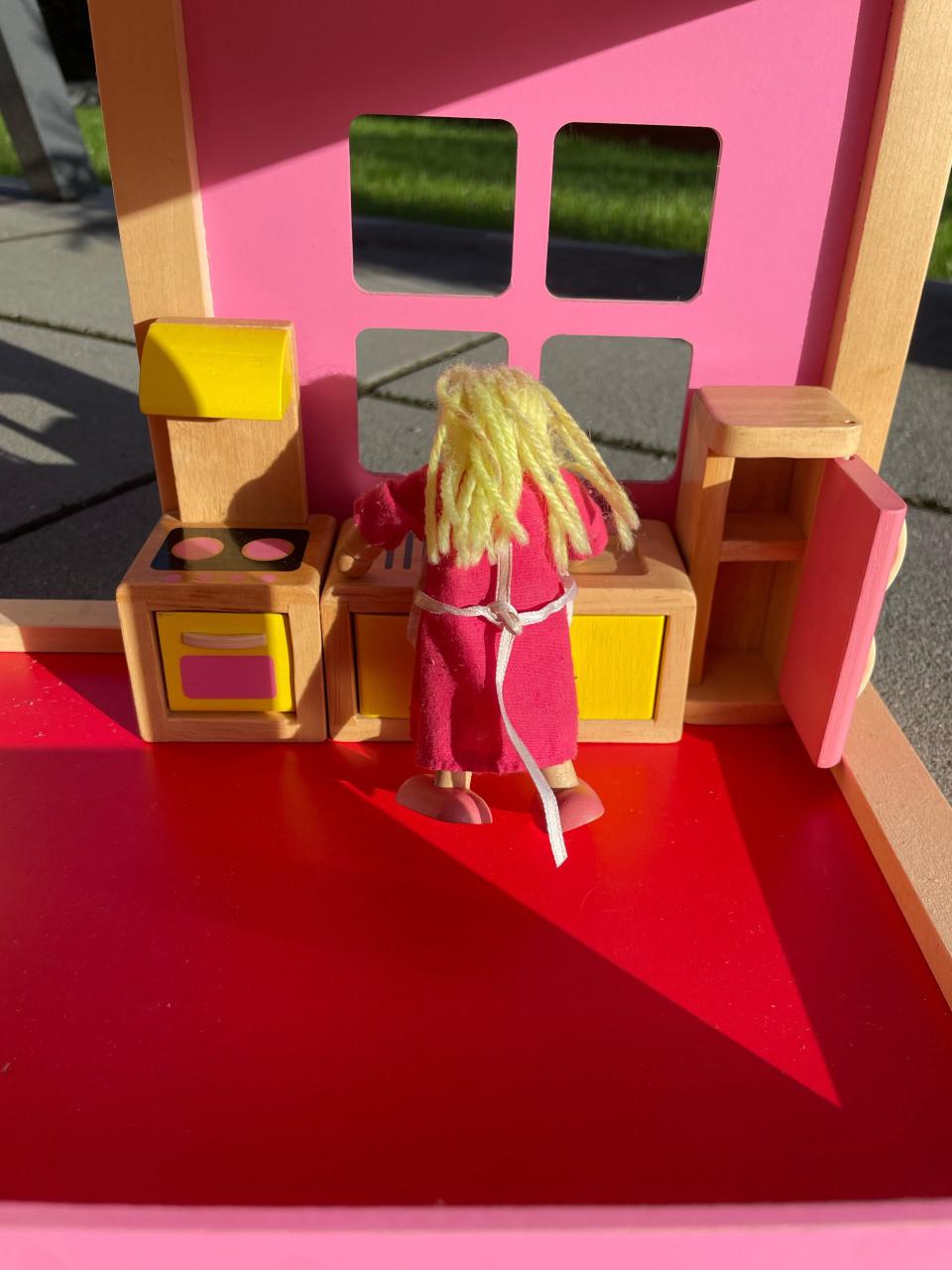 Houten poppenhuis met meubels en 4 poppetjes