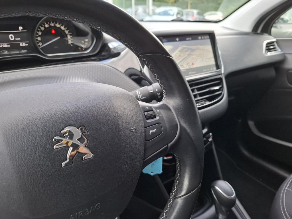 Peugeot 208 1.2 tech edition 110 eat6 automaat nav/clim/cam/lm