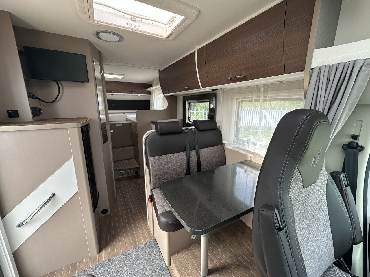 Prachtige Etrusco T6900SB uit 2020, nette camper met lengtebedden, 6.90cm