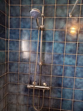 Thermostaatkraan met douchecombinatie en opsteekgarnituur