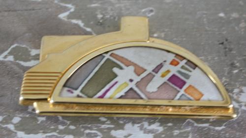 Goudkleurige broche met pastel kleuren