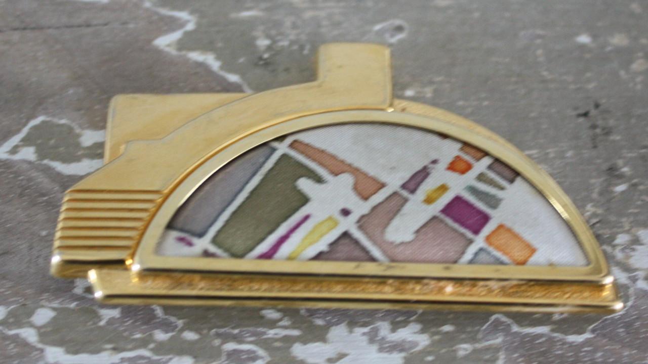 Goudkleurige broche met pastel kleuren