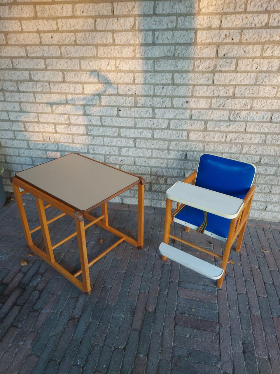 Leuke kinderstoel met tafeltje ( past in elkaar)