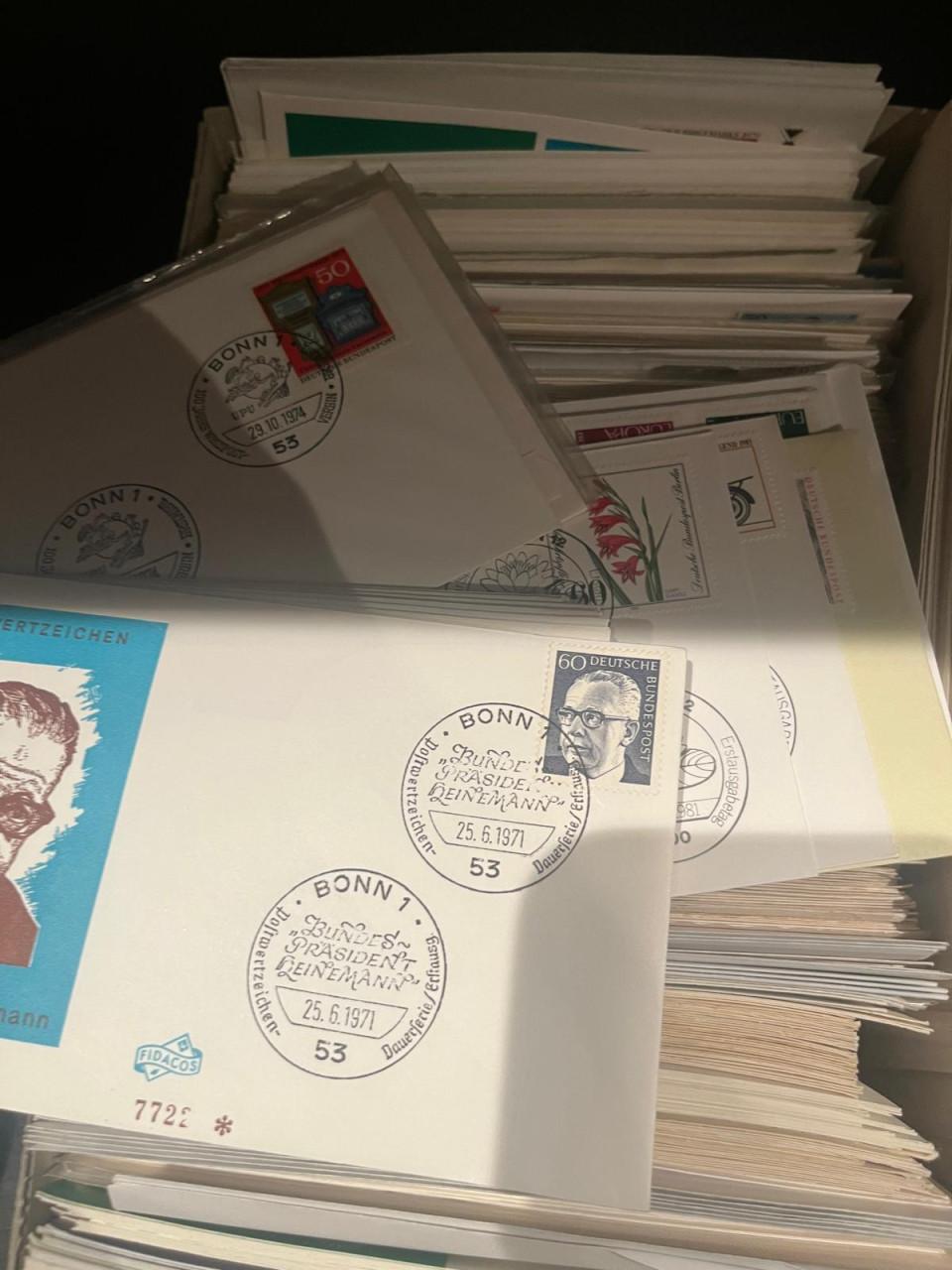 Doos met groot aantal enveloppen en wat kaarten Duitsland